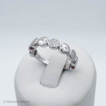 Stříbrný prsten zdobený zirkony